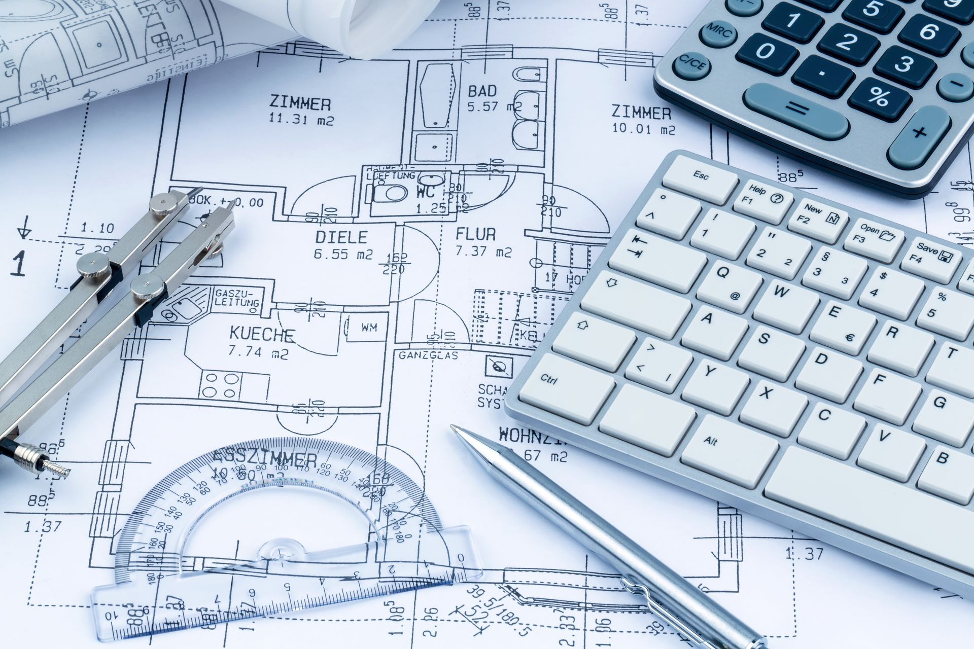 Outils de dessin, calculatrice et clavier sur les plans architecturaux