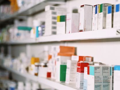 Estantes llenos de cajas de medicamentos en una farmacia. Diversos colores y tamaños.