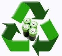 Símbolo verde de reciclaje que rodea cuatro pilas sobre un fondo blanco