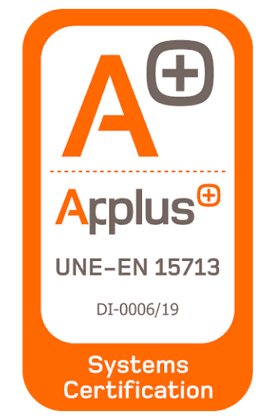 Logotipo de certificación Aplus Systems con borde naranja, texto gris y norma UNE-EN 15713