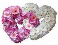 Bouquet de fleurs un rose et un blanc en forme de cœur