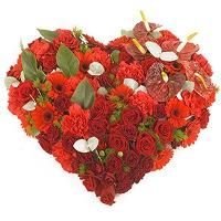 Bouquet de fleurs avec différentes nuances de rouge en forme de cœur