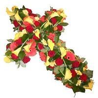 Croix de fleurs rouge, rose, jaune et verte