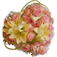 Bouquet de fleurs rose et jaune en forme de cœur