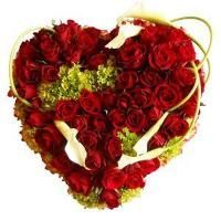 Bouquet de fleurs rouge et vert en forme de cœur