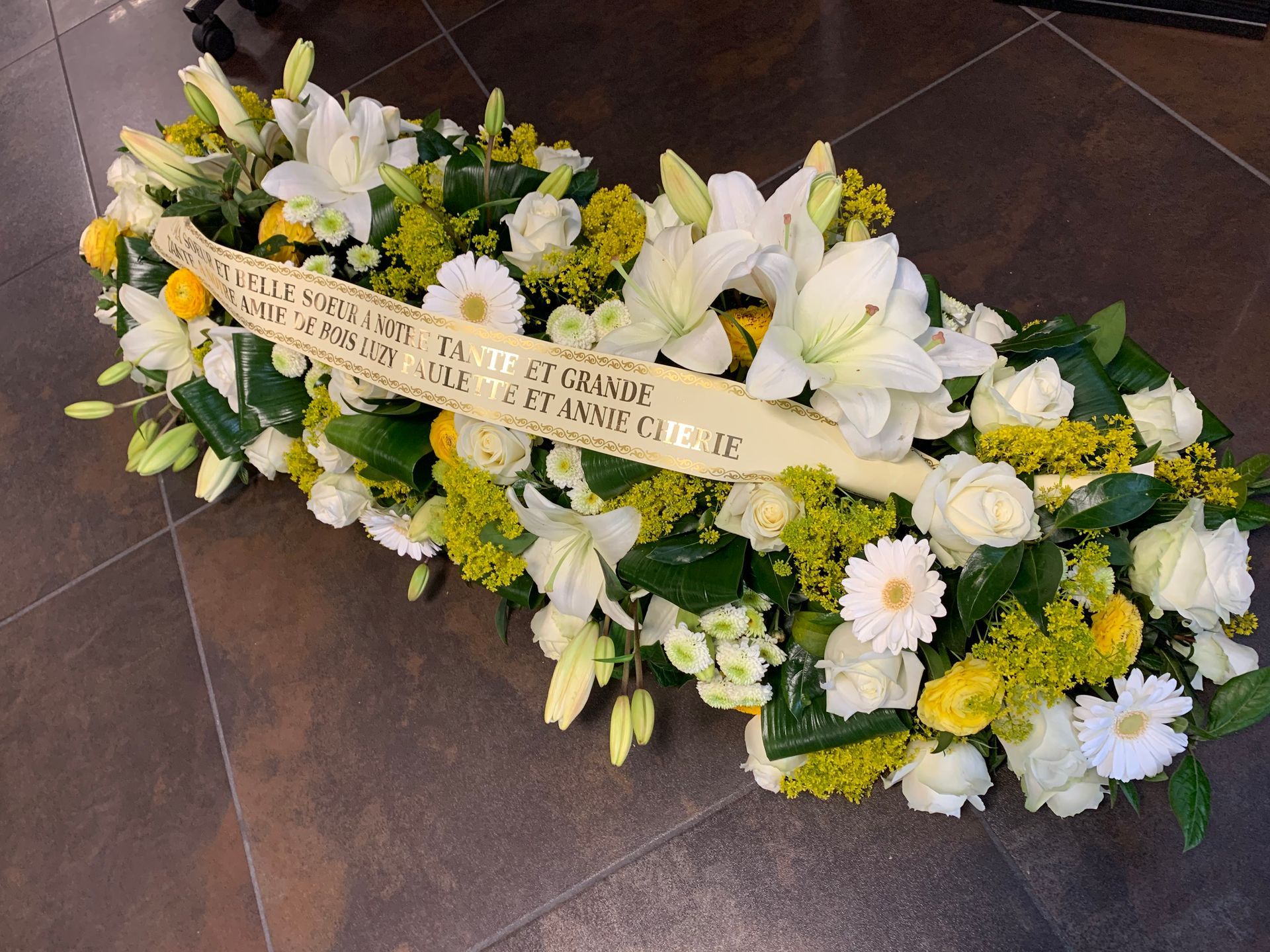 Gerbe composée de fleurs blanche et vertes