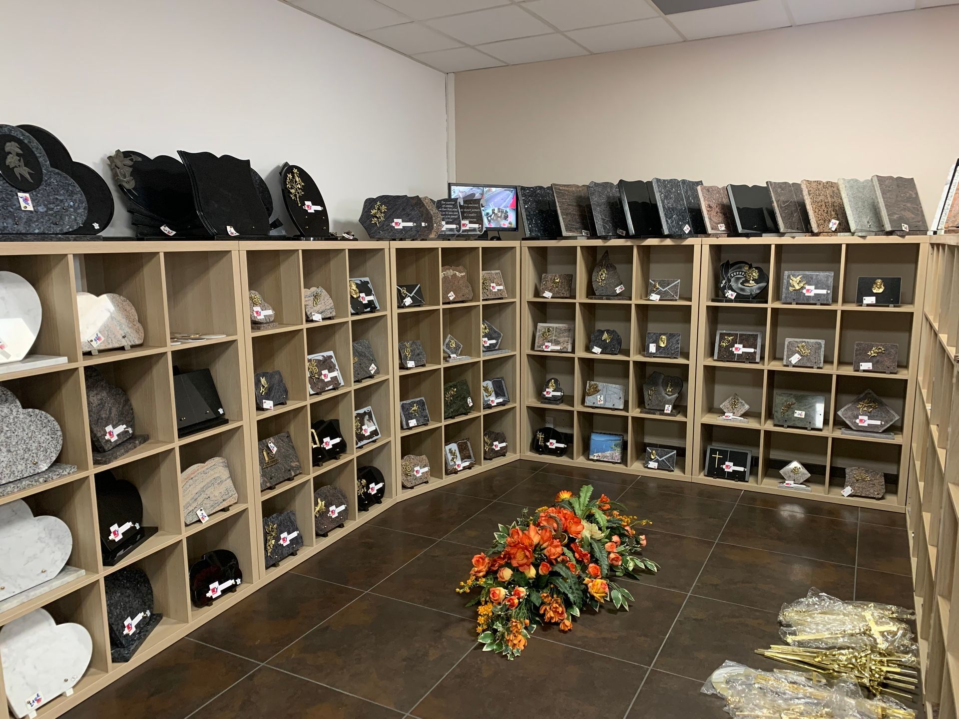 Multiples décorations de tombe