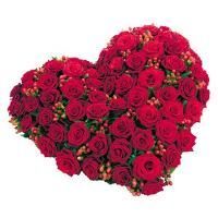 Bouquet de fleurs rouge en forme de cœur