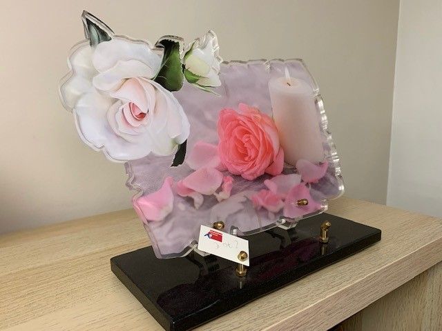 Cadre illustrant une fleur et une bougie