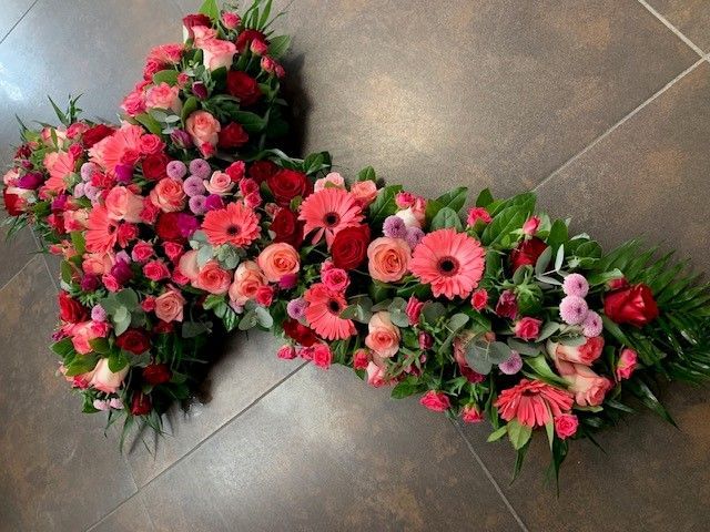 Composition florale représentant une croix biblique