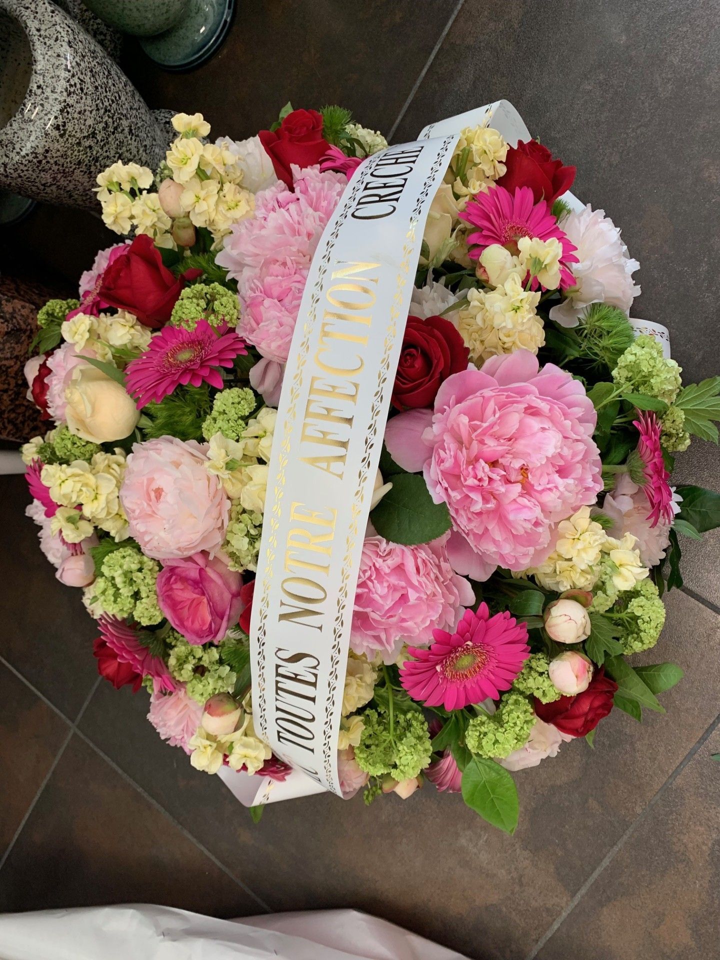 Bouquet composé d'une multitude de fleurs claires