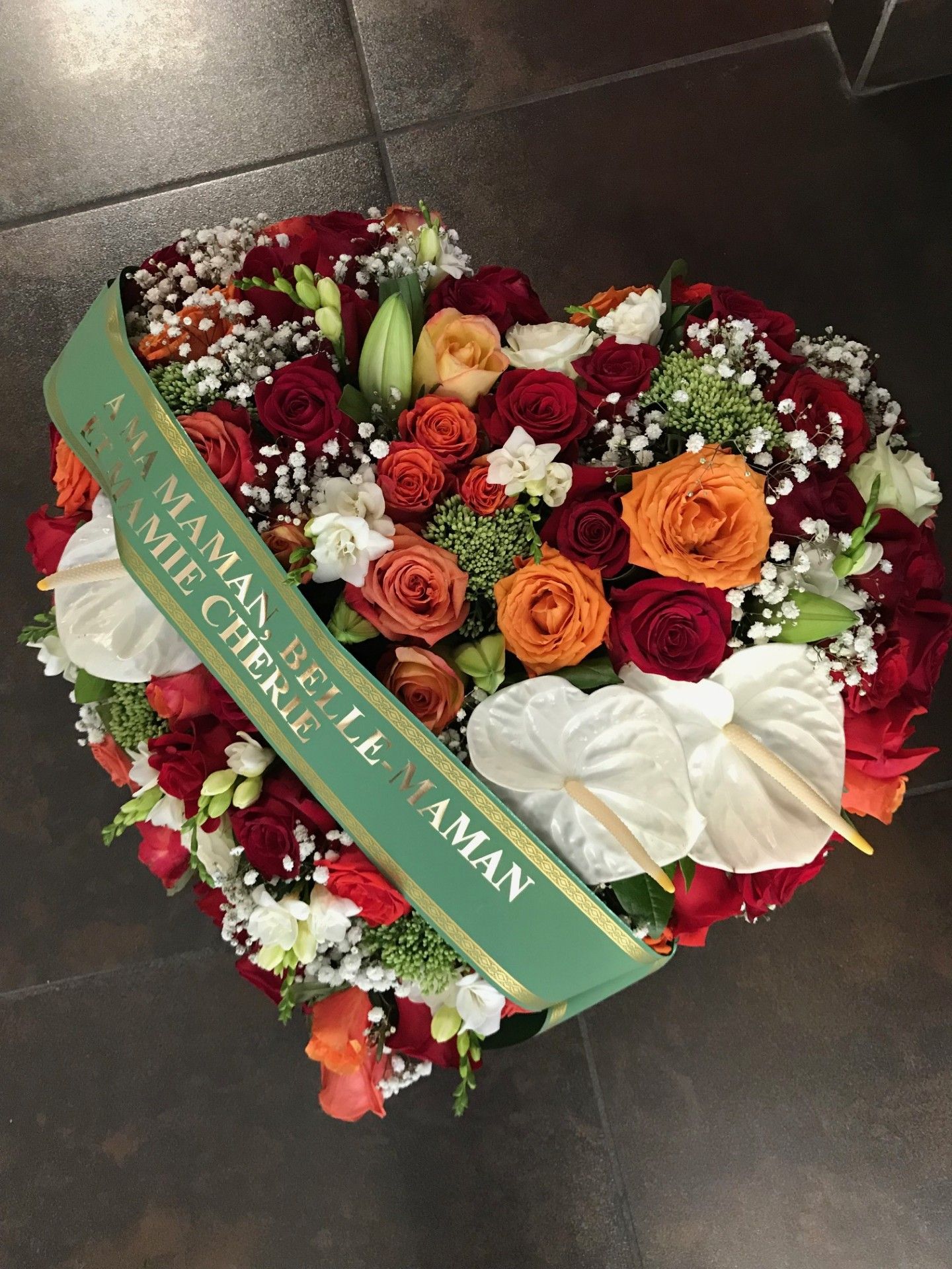 Bouquet composé de roses et d'arums