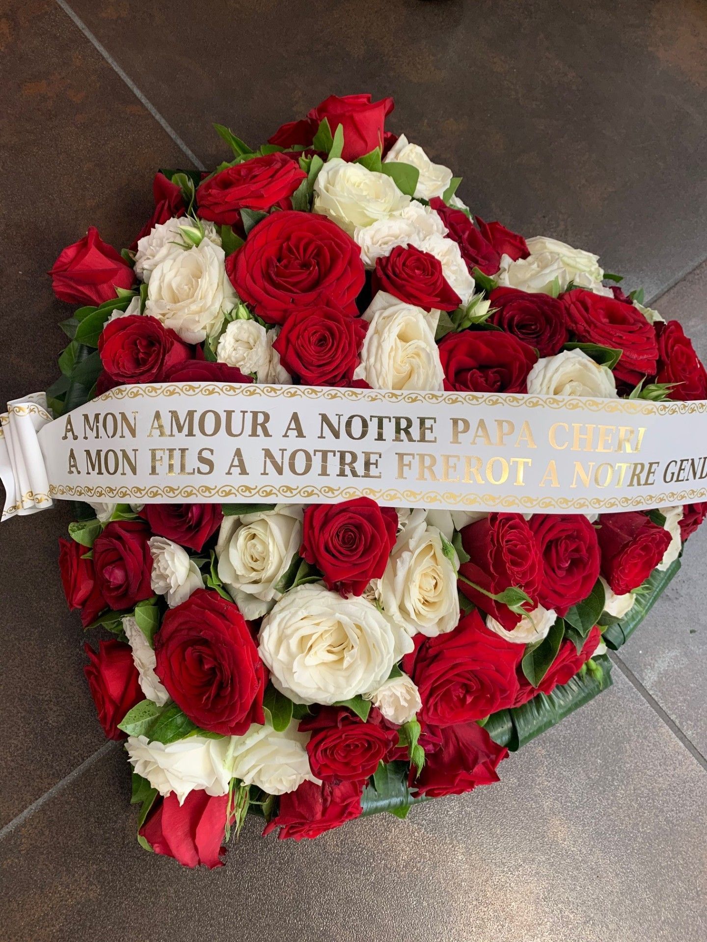 Bouquet composé de roses rouges et blanches
