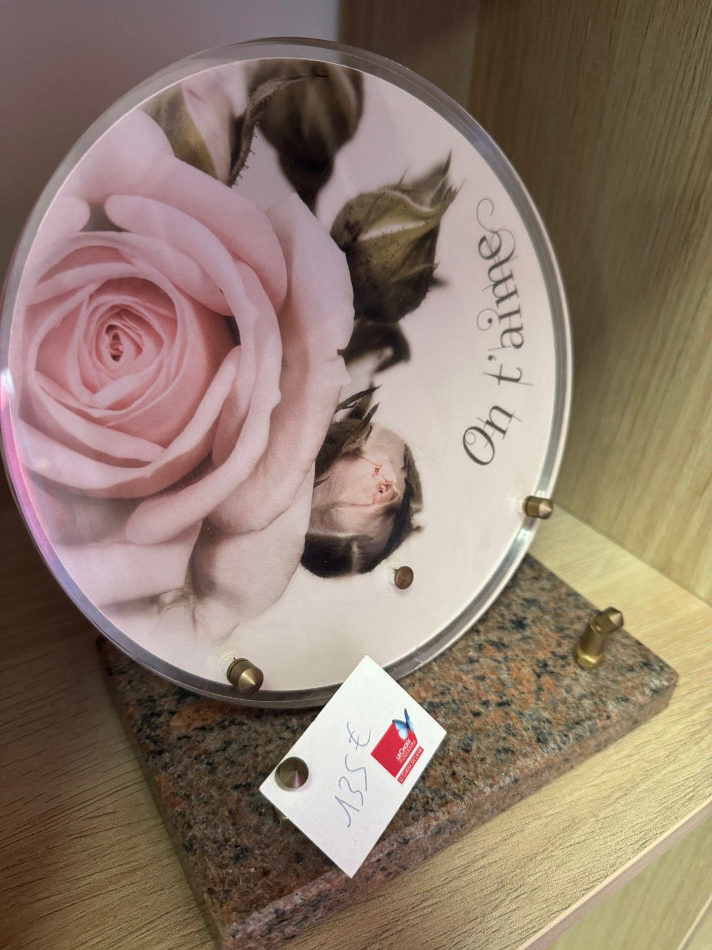 Cadre rond illustrant une rose