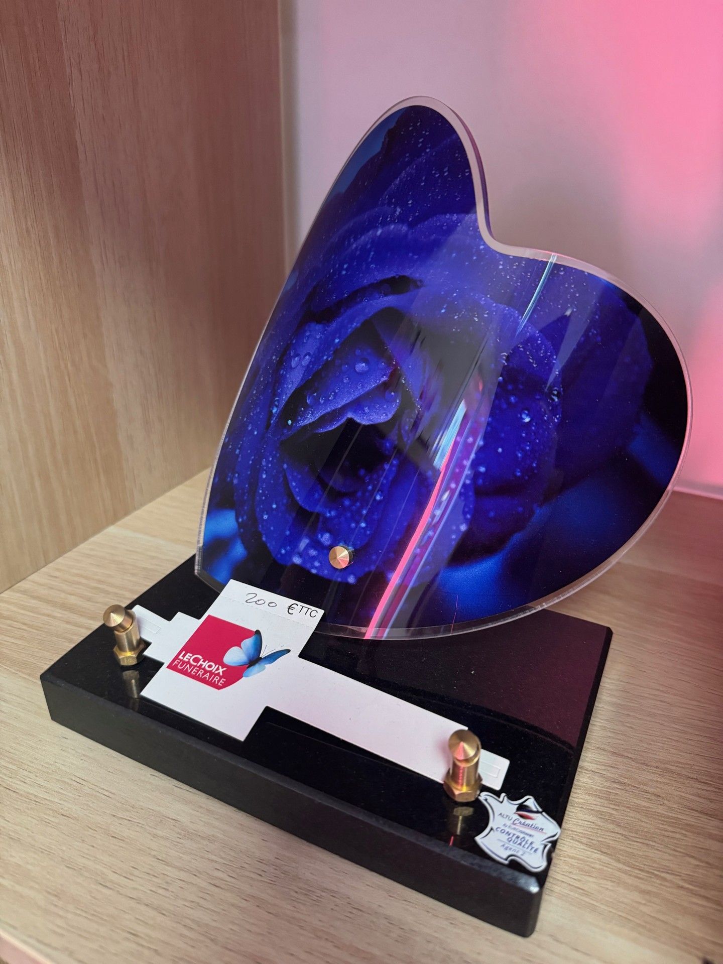 Cadre illustrant une rose bleue