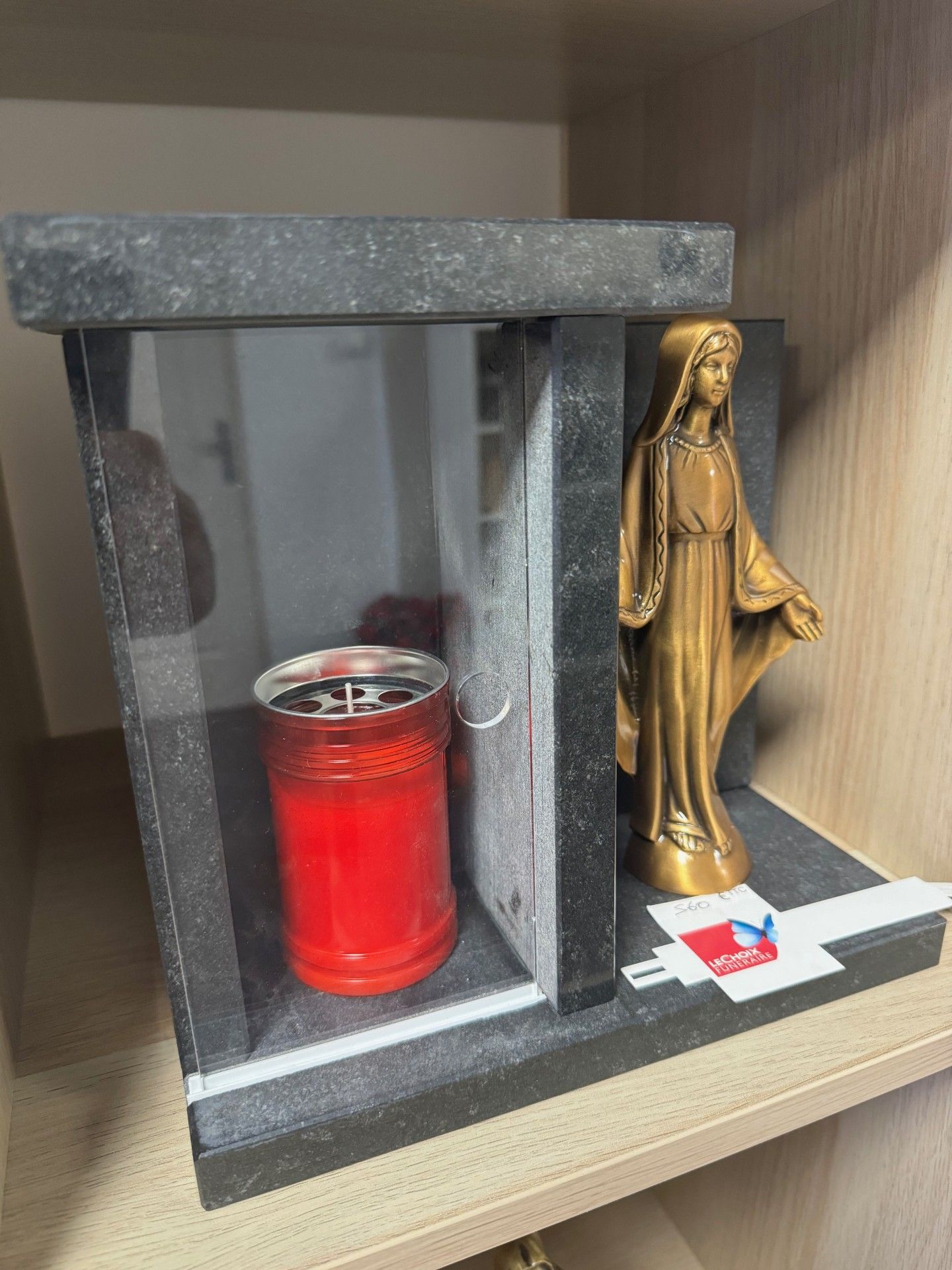 Bougie et la Vierge Marie pour décorer les tombes