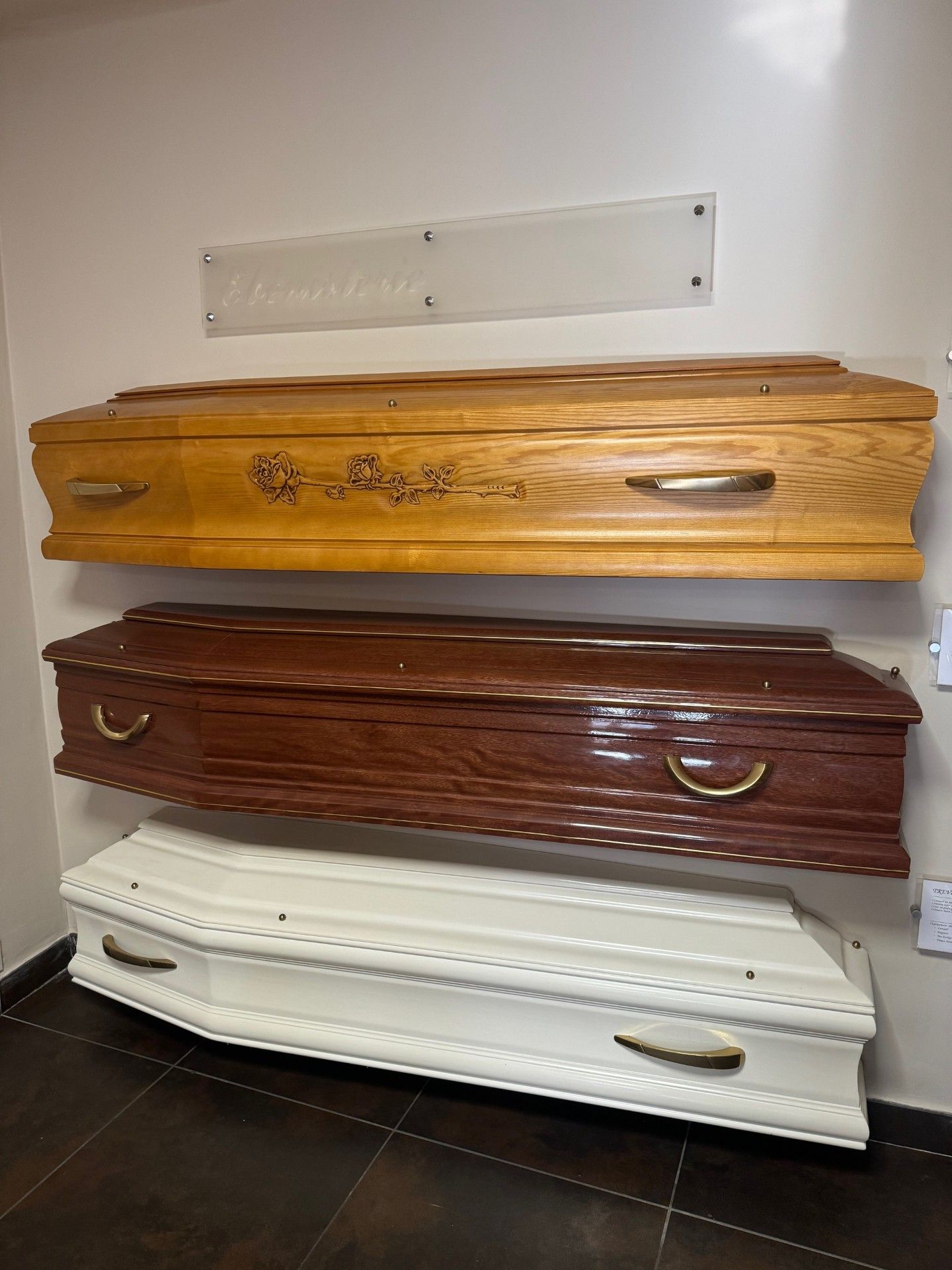 Cercueils de différentes couleurs