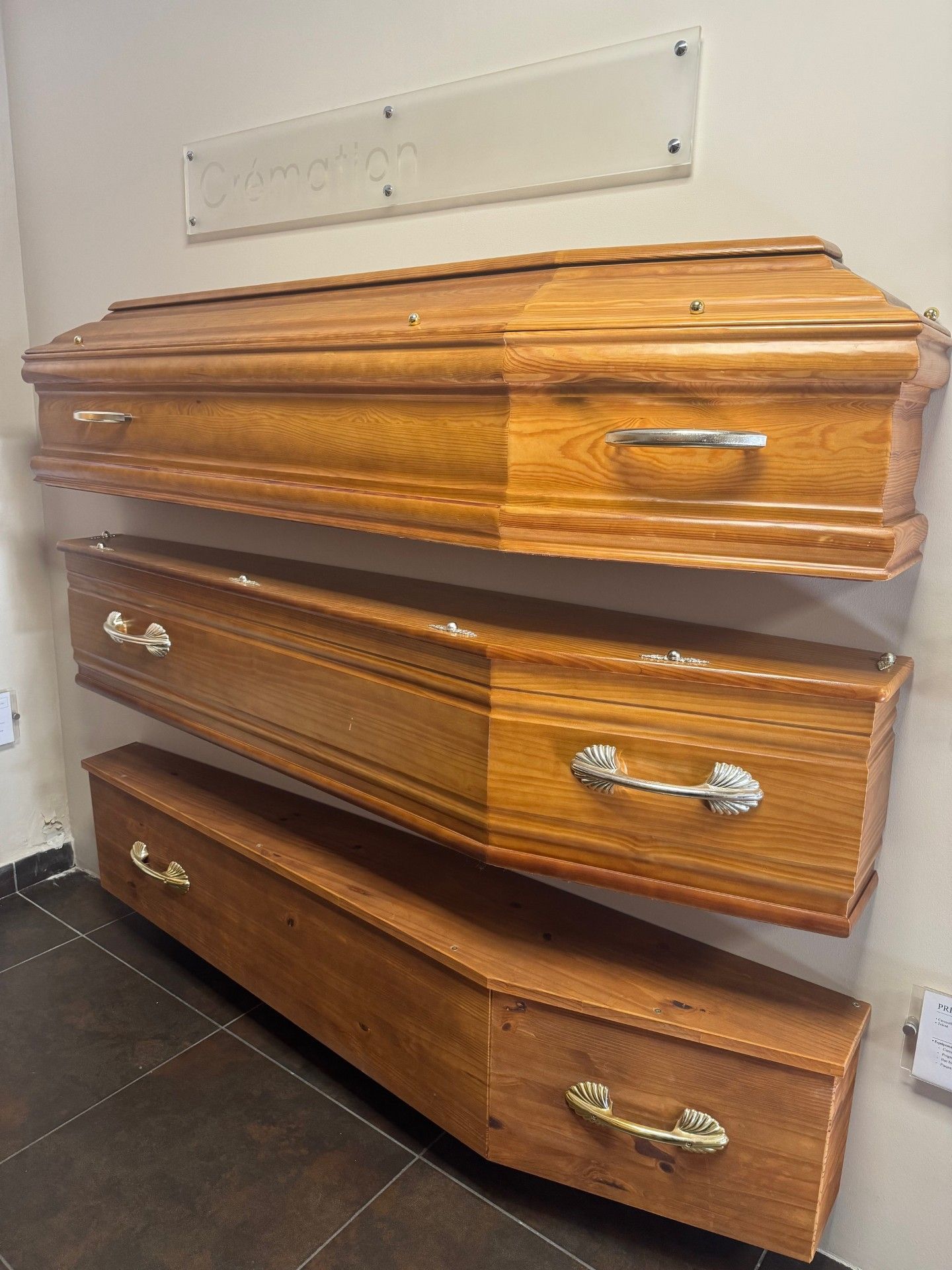 Cercueils en bois vernis