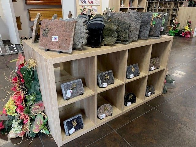 Décorations de tombes présentes à l'entrée du magasin