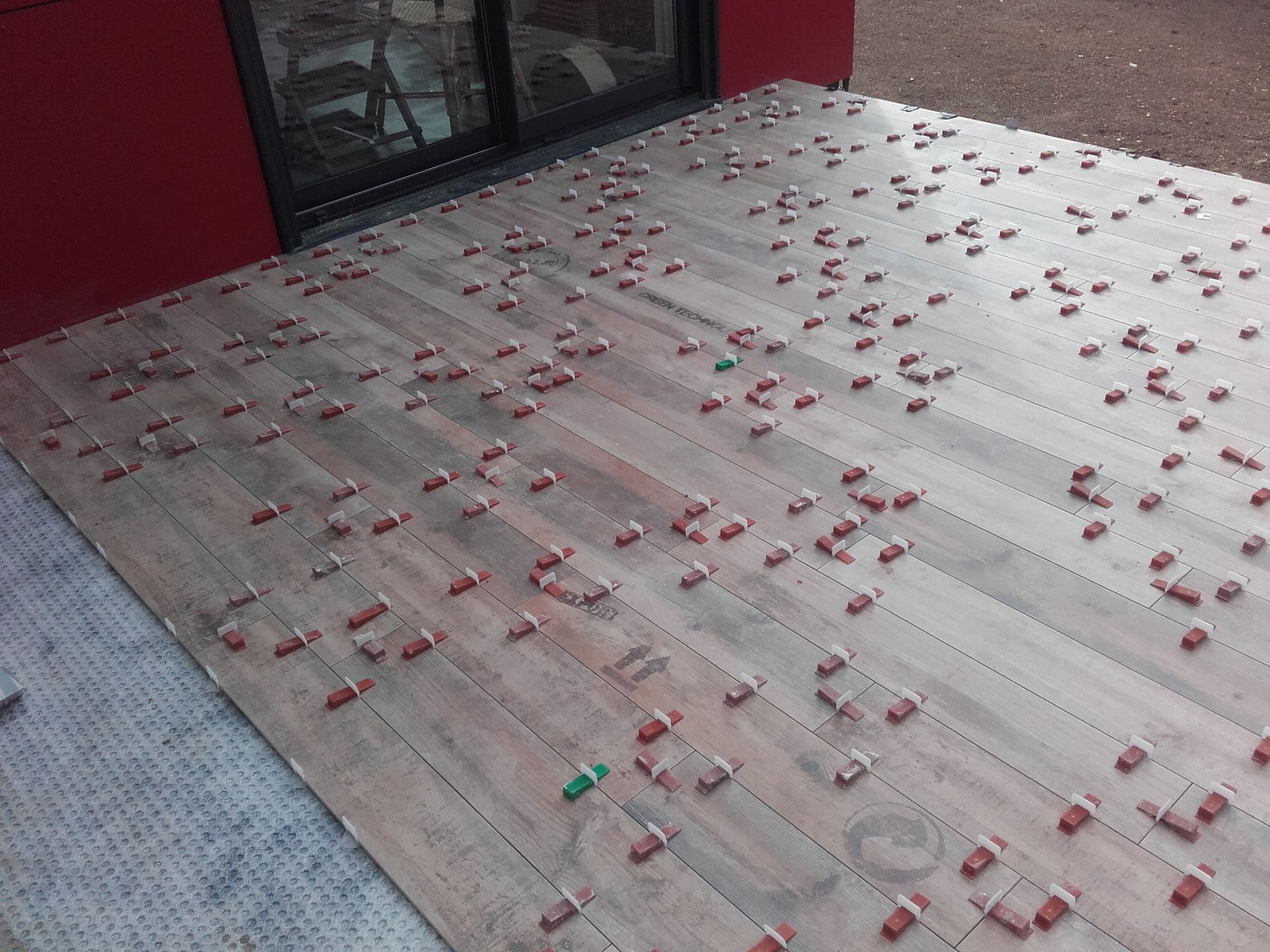 Travaux en cours : pose de carrelage à Vannes