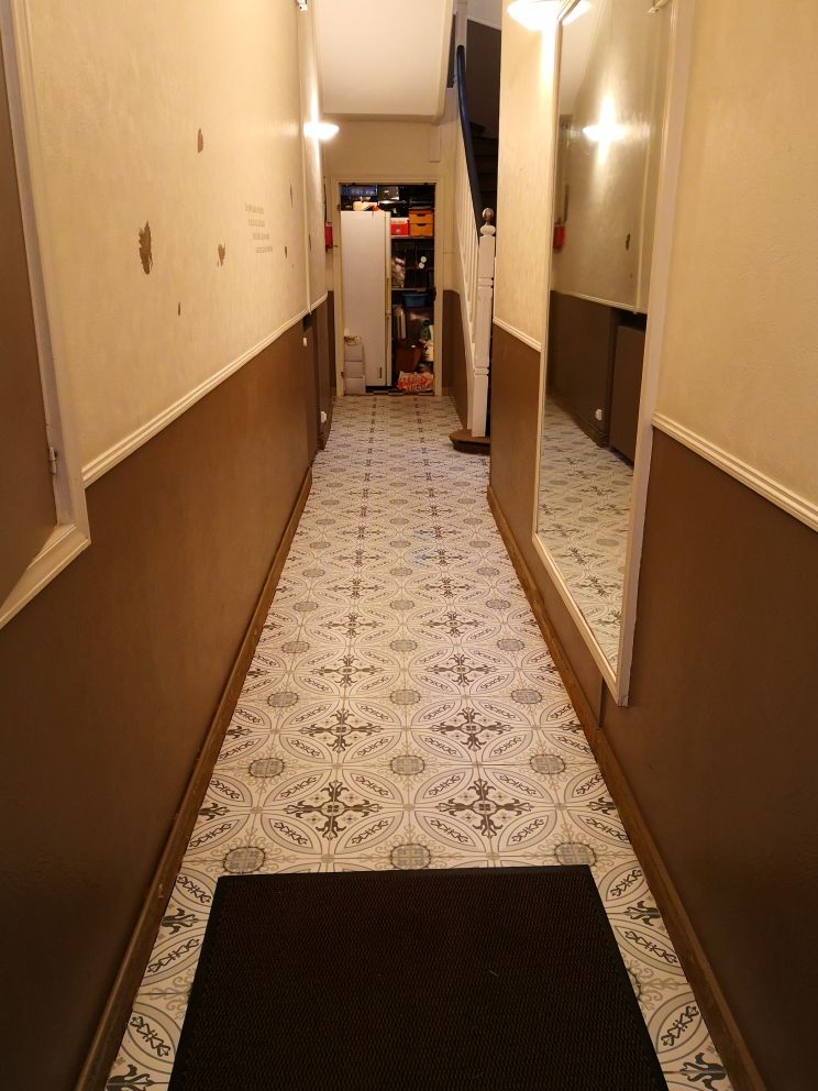 Pose de carrelage dans le couloir d'une maison