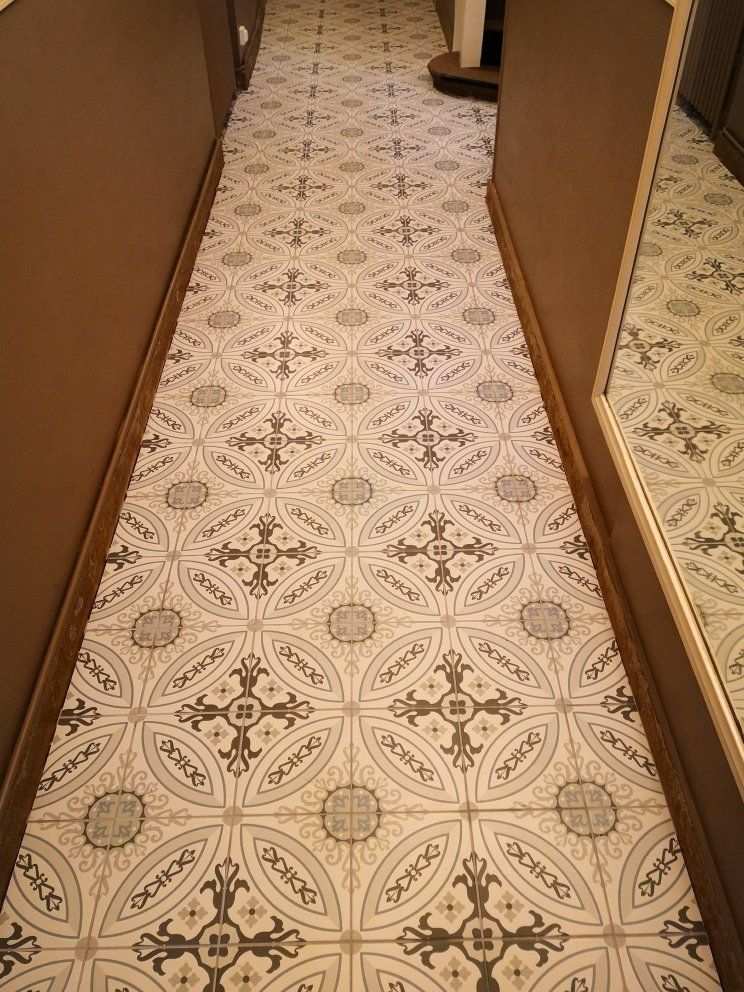 Carrelage à motif couloir