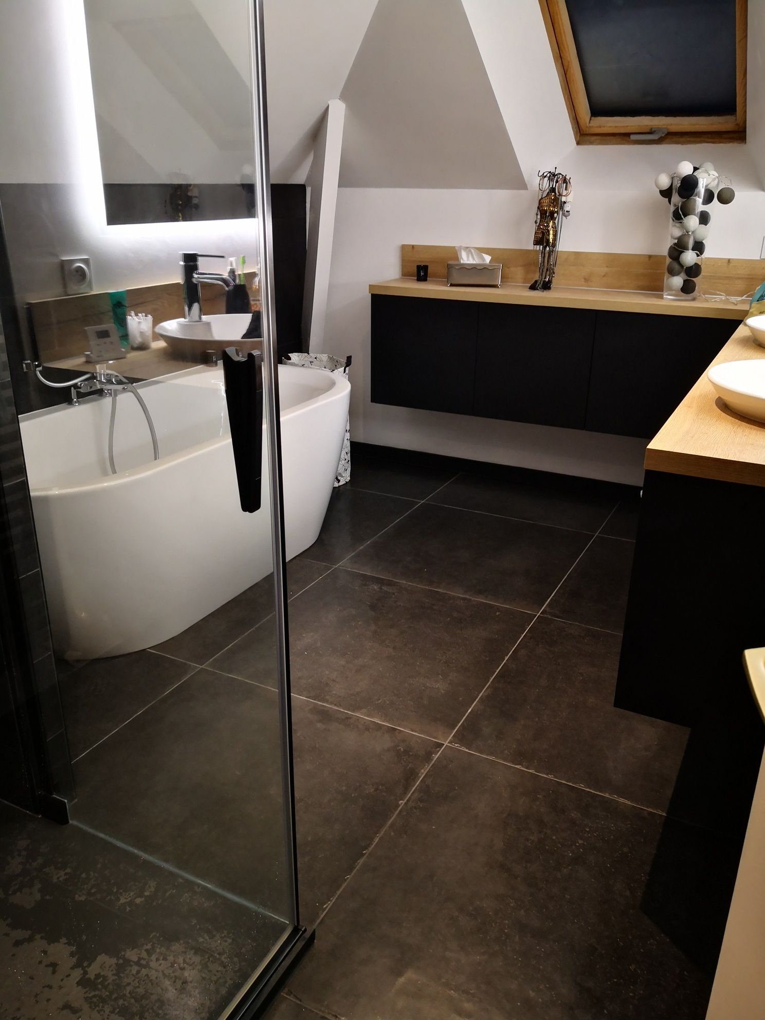 Pose de grand carreaux de carrelage dans une salle de bains