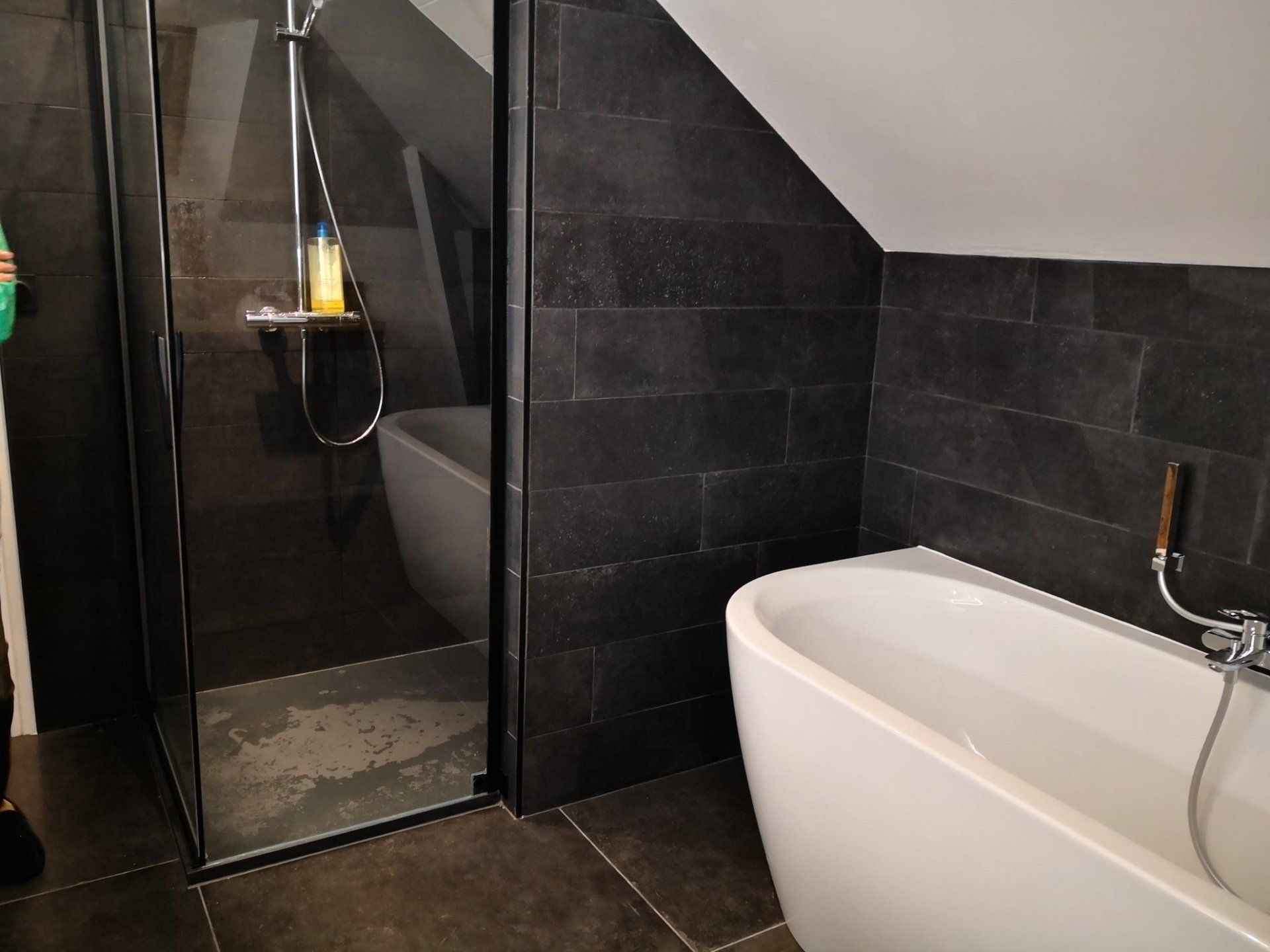 Carrelage de salle de bains noir