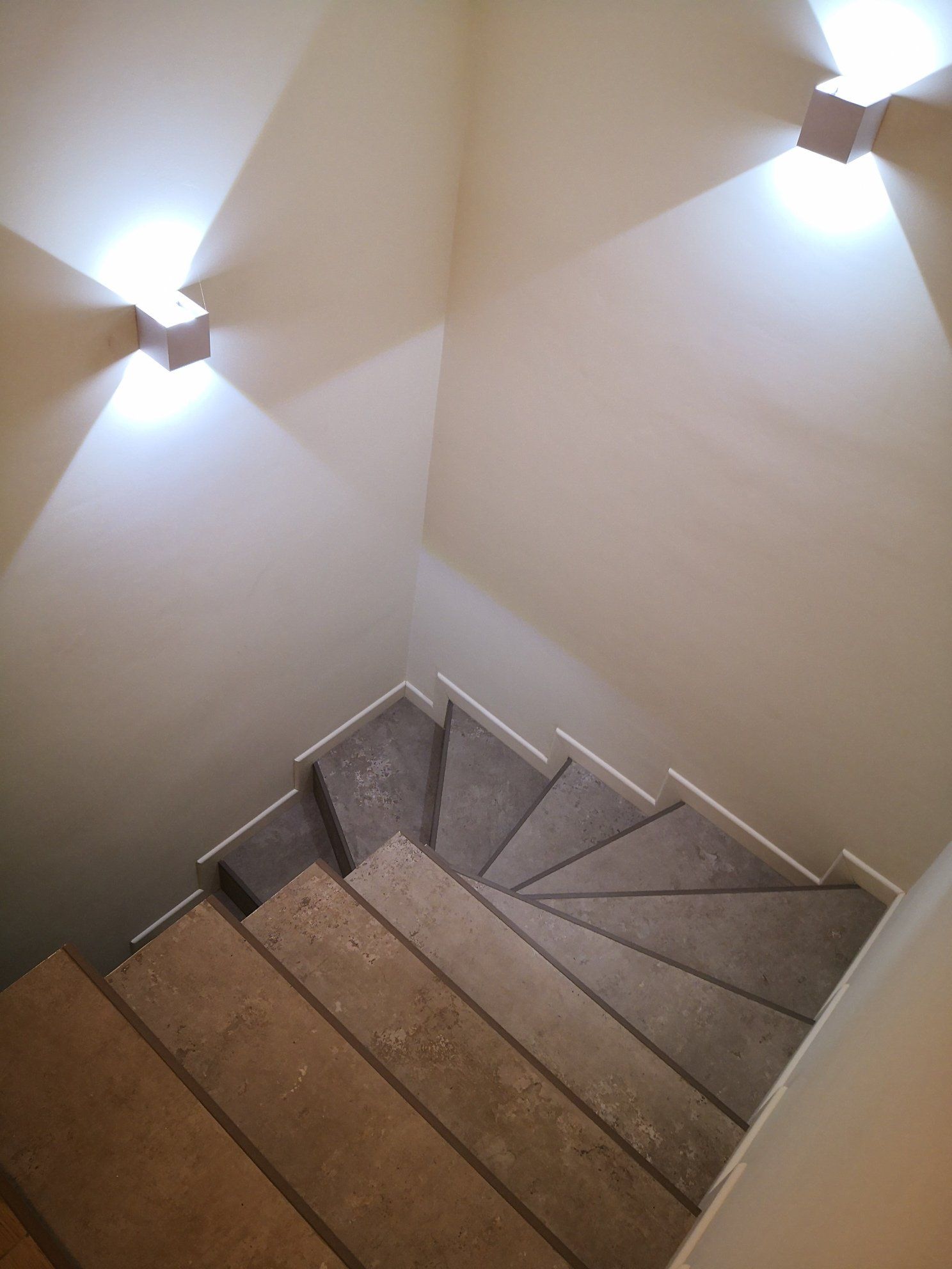 Pose de carrelage gris dans un escalier