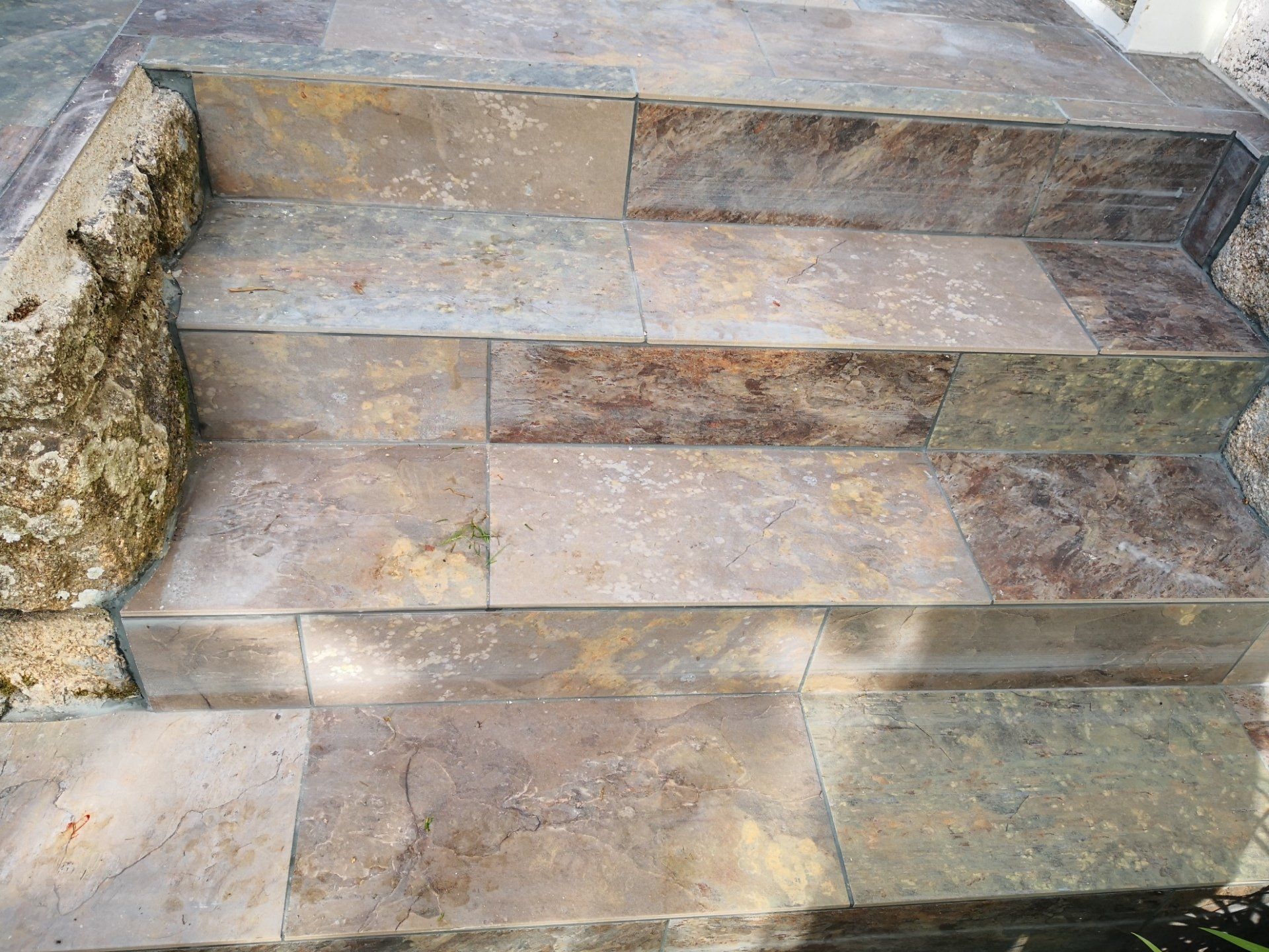 Escalier en carrelage clair