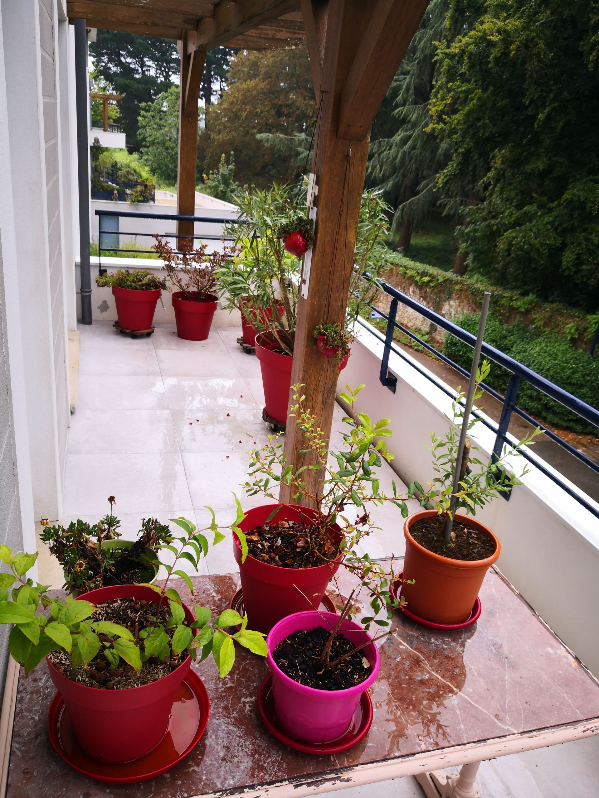 Pose de carrelage blanc sur un balcon