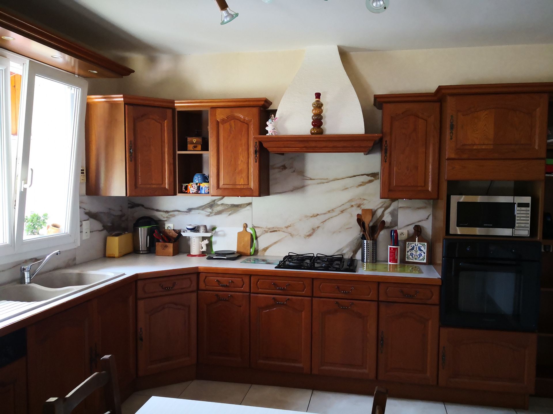 Pose de faïence dans une cuisine