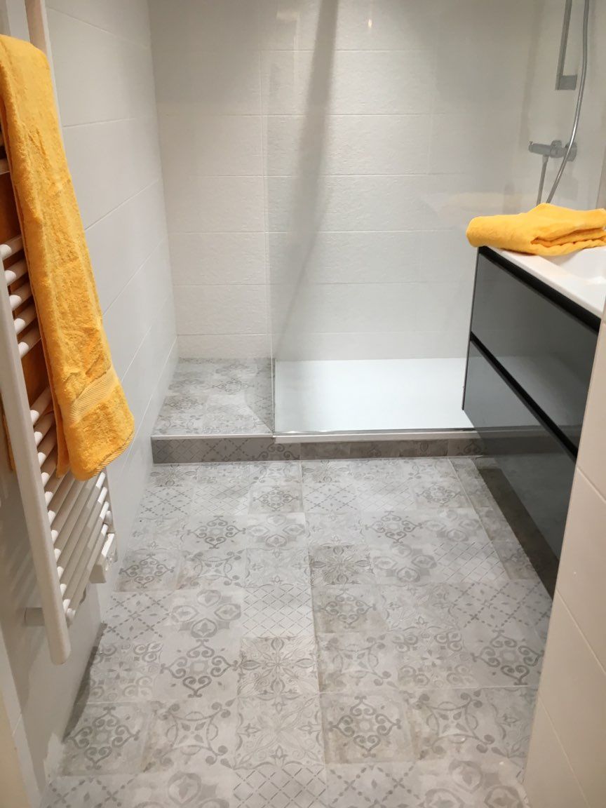 Pose de carrelage pour le revêtement de sol de la salle d'eau