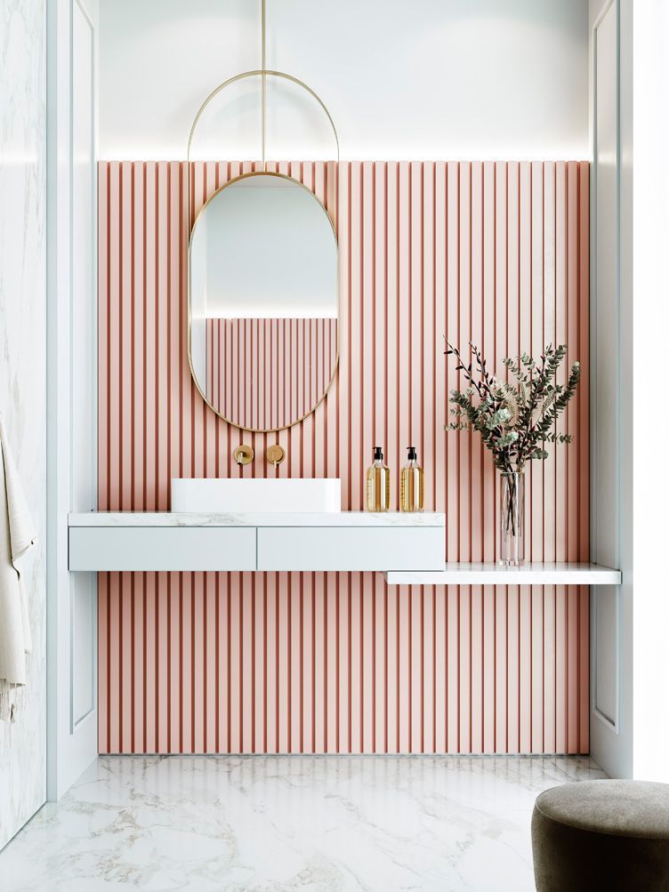 Pose de carrelage rose dans une salle de bains