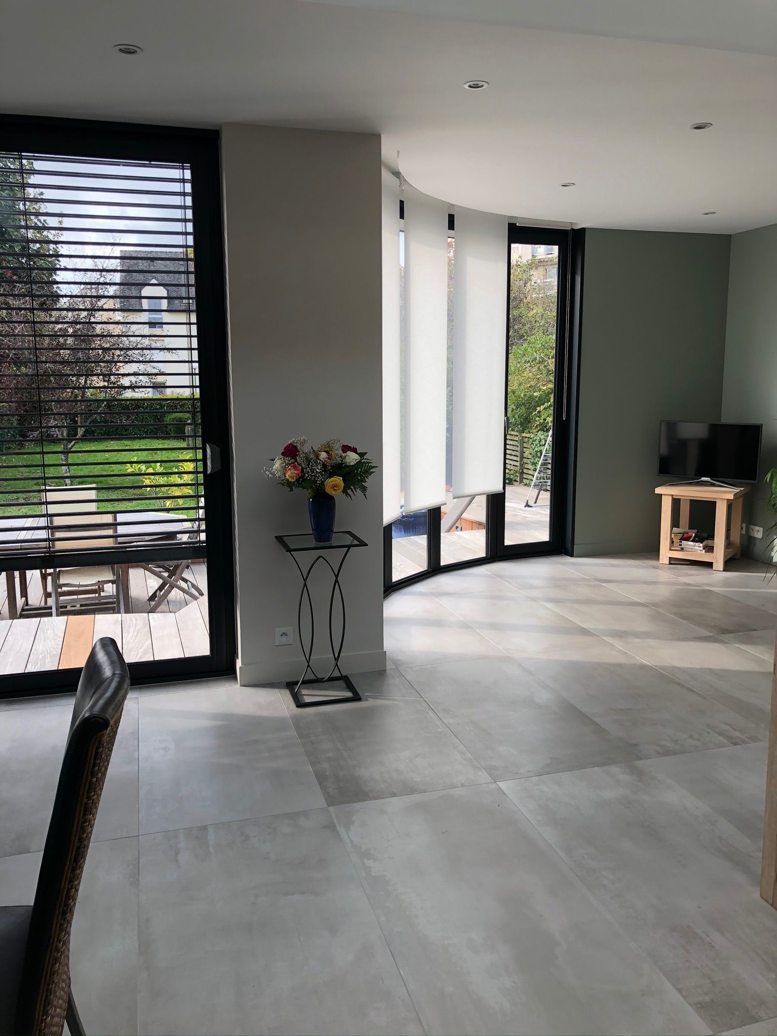 Pose de carrelage dans le salon d'une maison à Vannes