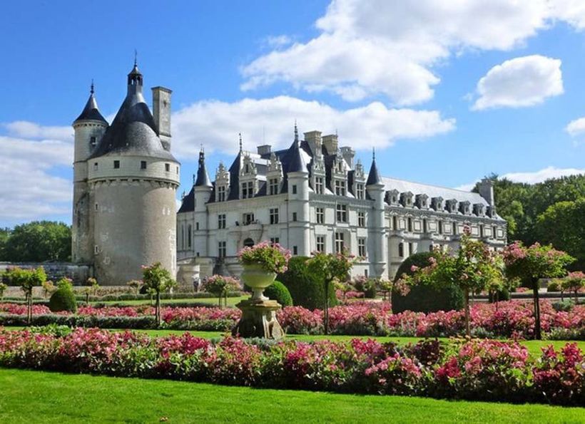 Château de Chenonceau, France, avec ses jardins soignés et son ciel bleu.
