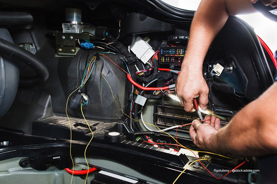 Elektronikarbeiten an einem Fahrzeug