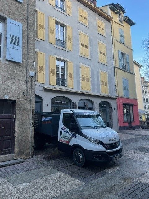 Camion de l'entreprise garé devant une maison en travaux