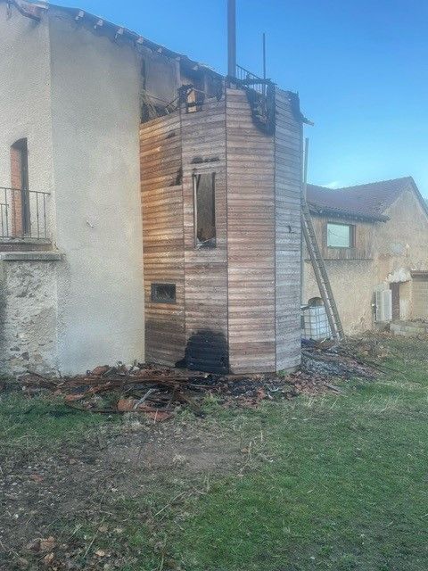 Tour en bois d'une maison en cour de destruction