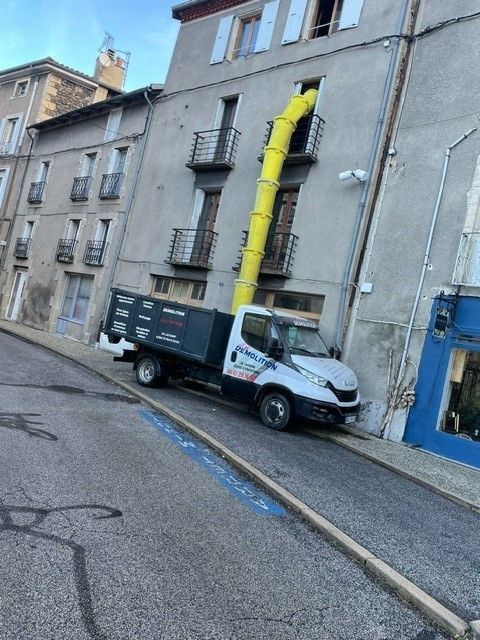 Camion de l'entreprise récupérant les gravats depuis l'extérieur d'une maison