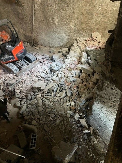 Nettoyage des gravats avec une pelleteuse