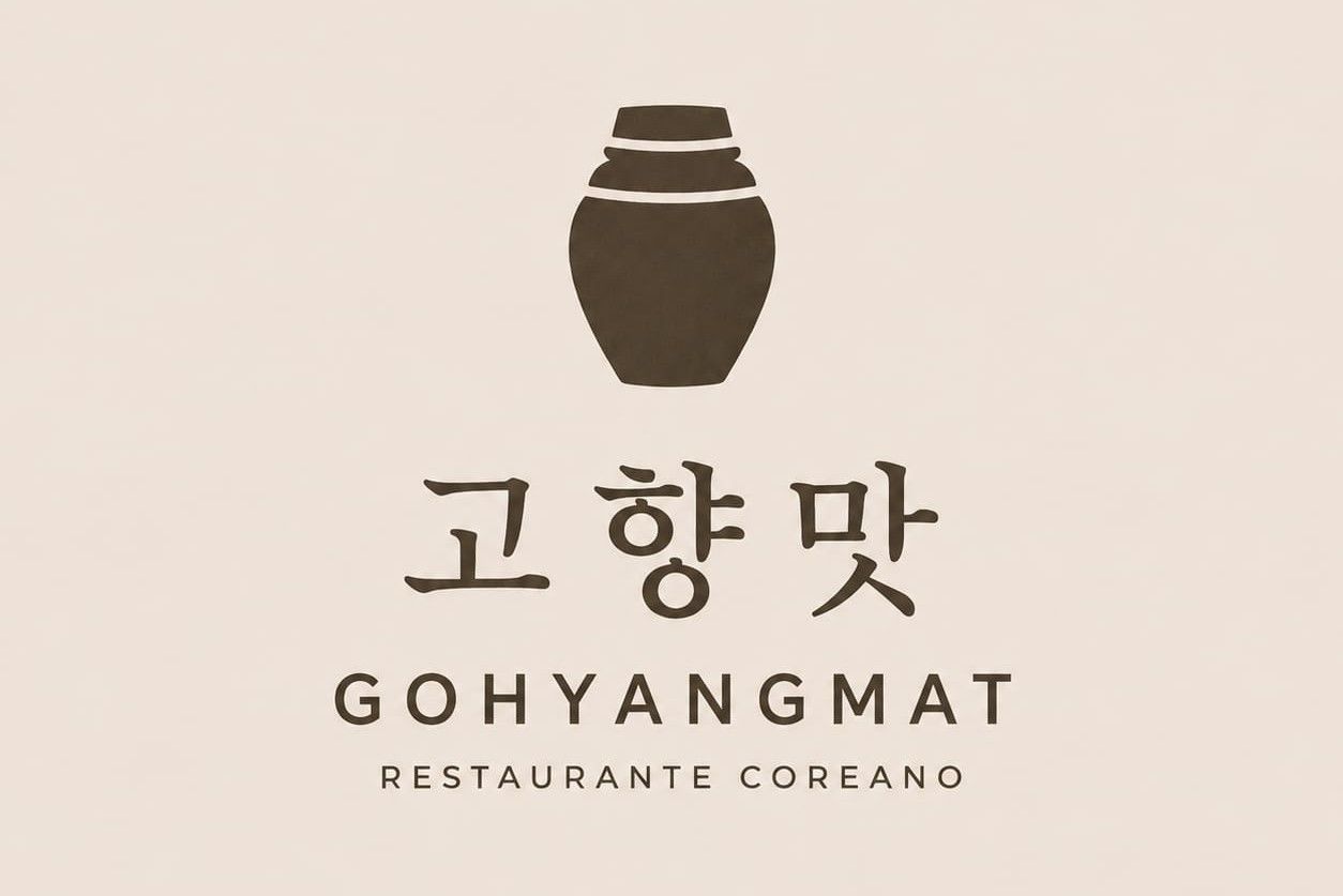 Logotipo para el restaurante coreano Gohyangmat, con un icono de una vasija marrón y texto en coreano sobre un fondo beige