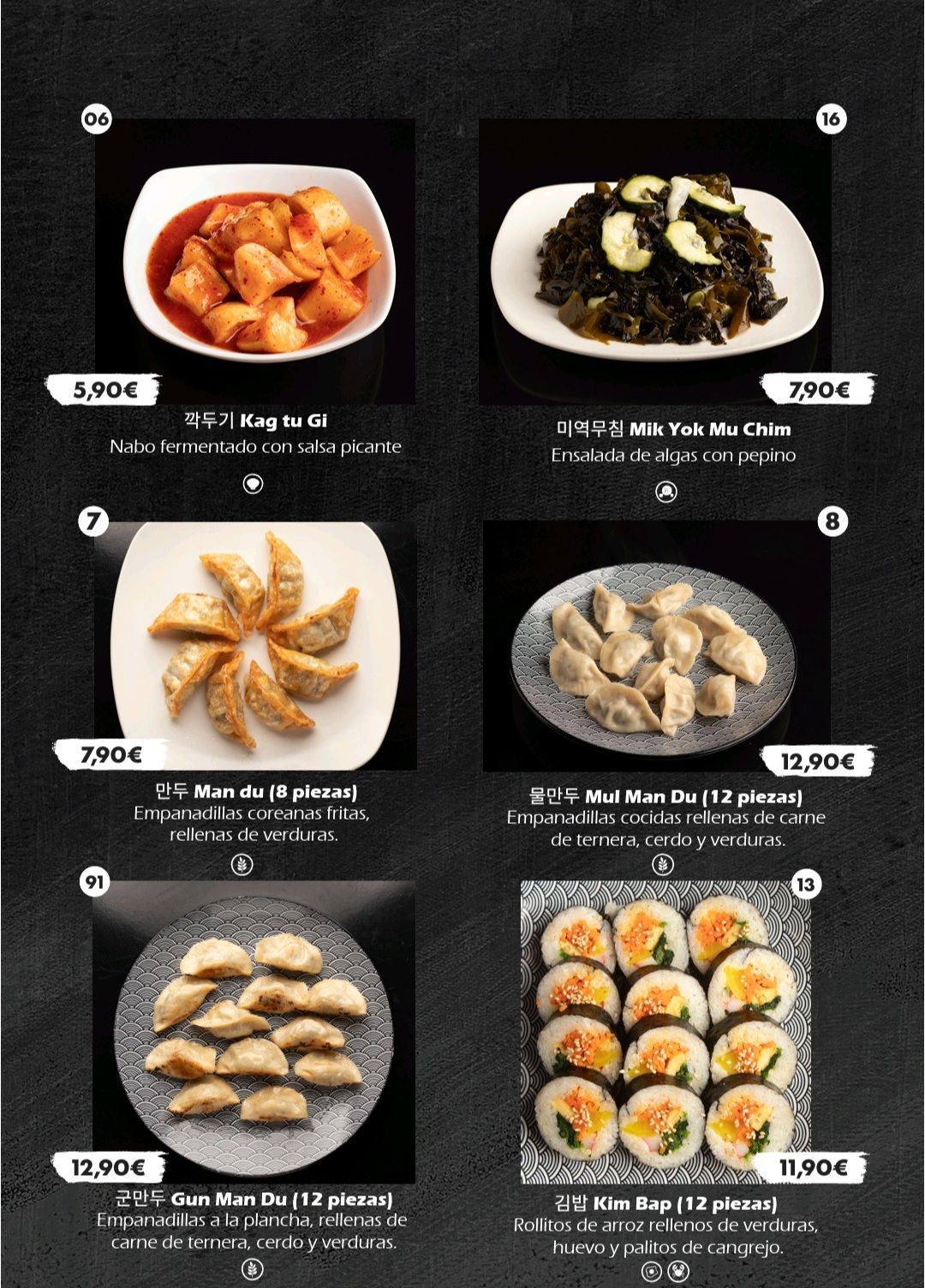 Tablón de menú con seis platos de aperitivo emplatados y sus precios sobre un fondo oscuro
