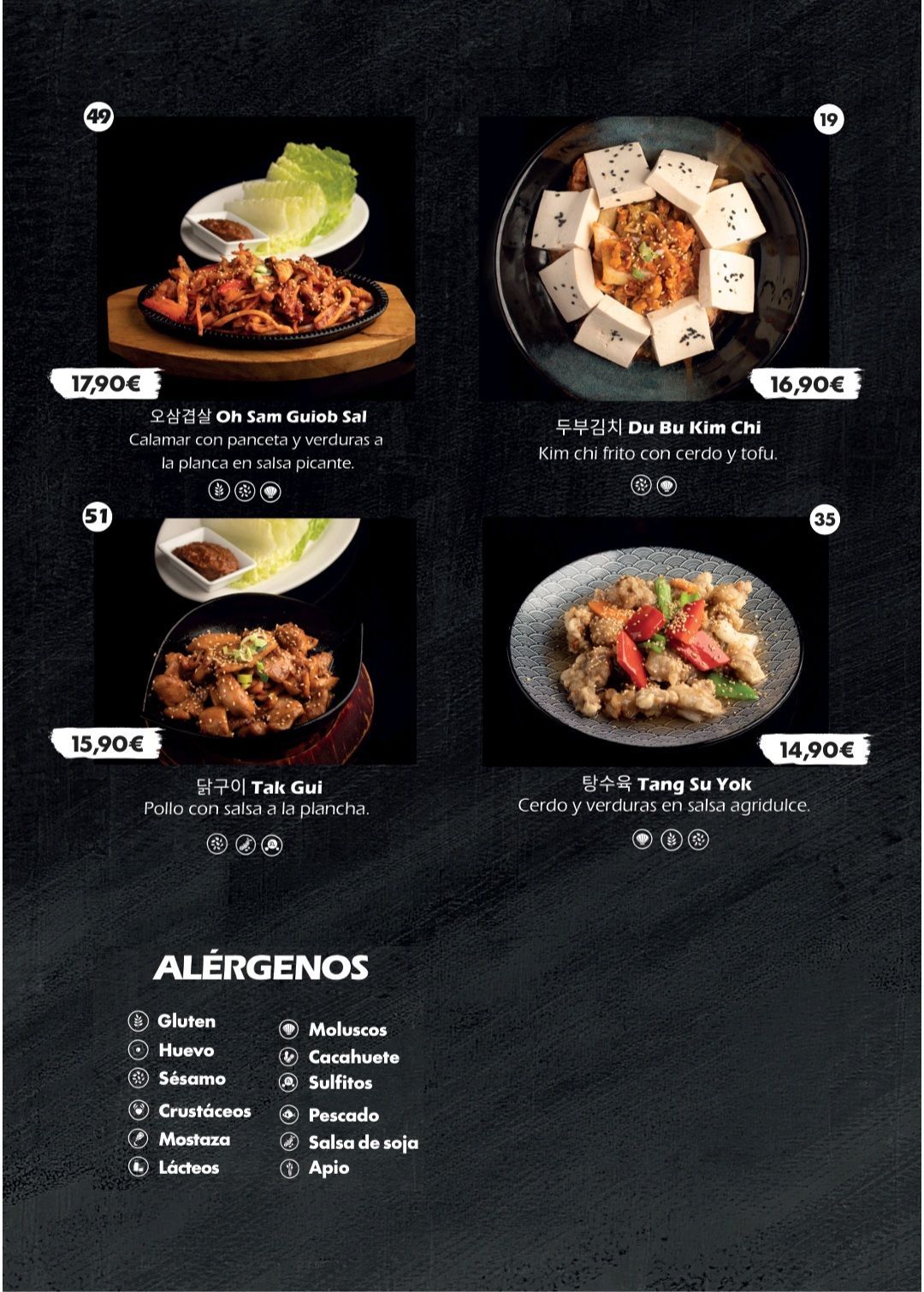 Pizarra de menú de restaurante con cuatro platos servidos, precios y lista de alérgenos sobre un fondo oscuro