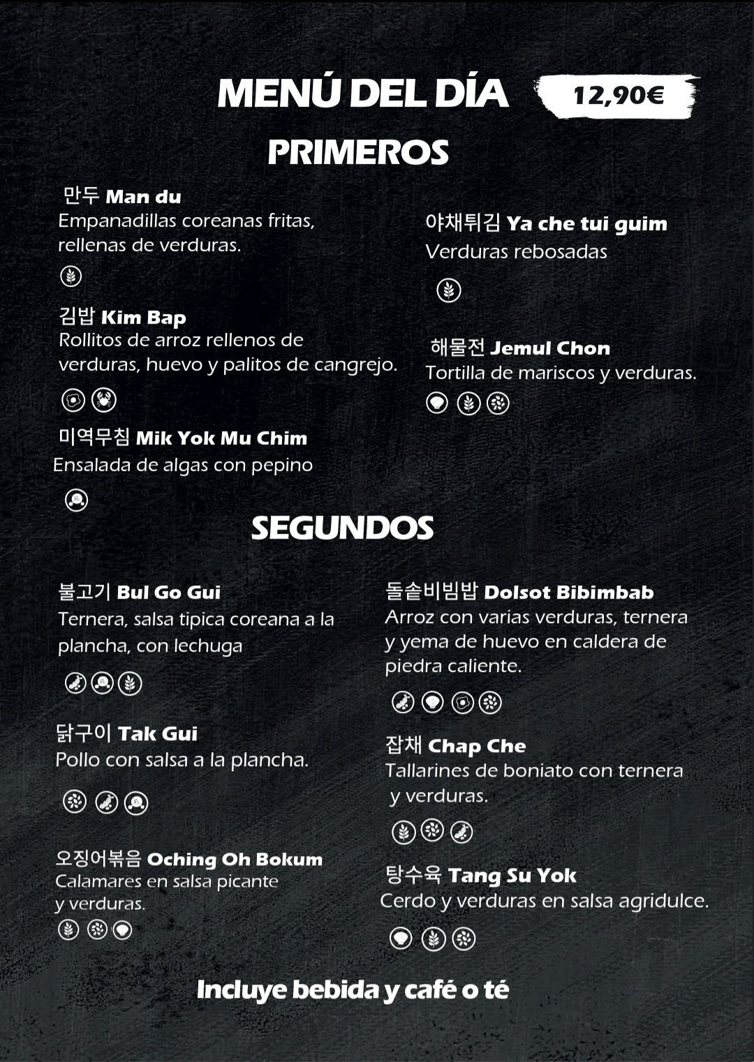 Menú de restaurante español en una pizarra oscura, con entrantes y platos principales, y un menú del día por 12,99 €.