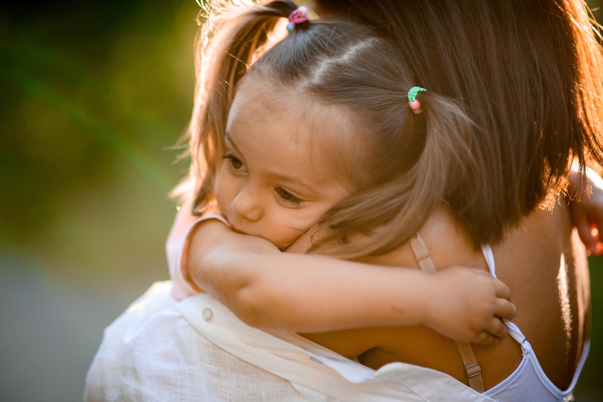 Femme portant une petite fille