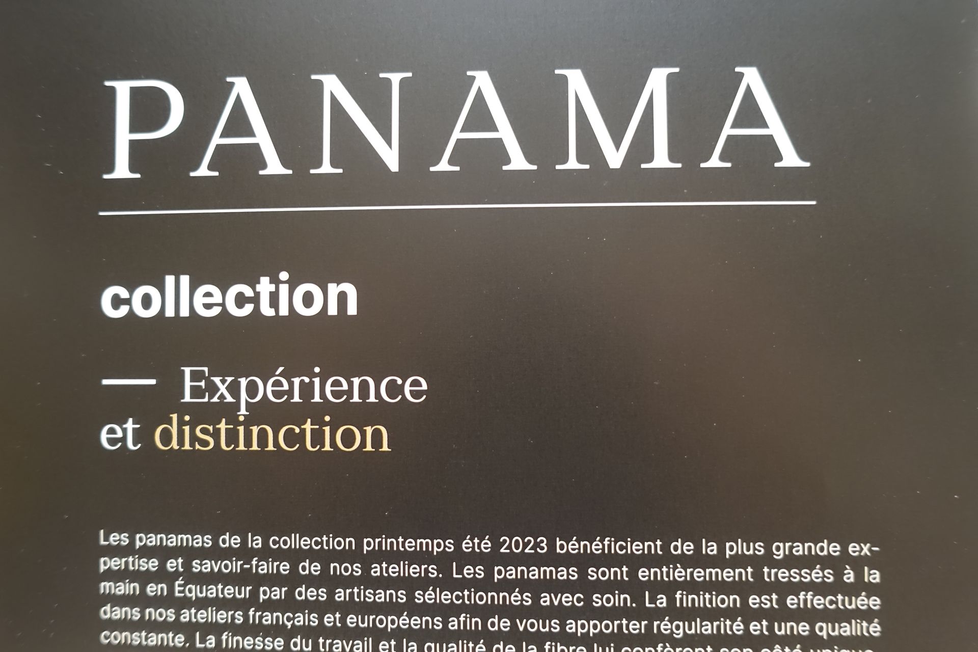 Affiche de la collection Panama avec texte blanc sur fond brun foncé : « Expérience et distinction »
