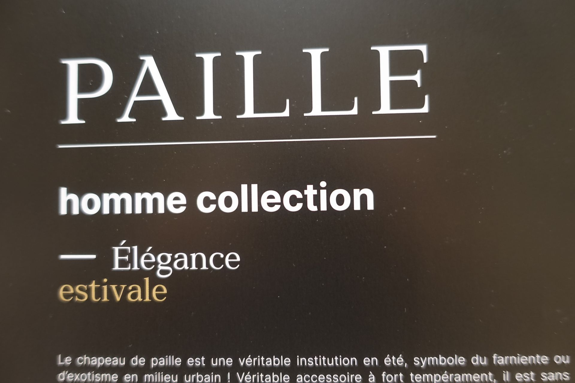 Inscription sur un arrière-plan foncé 