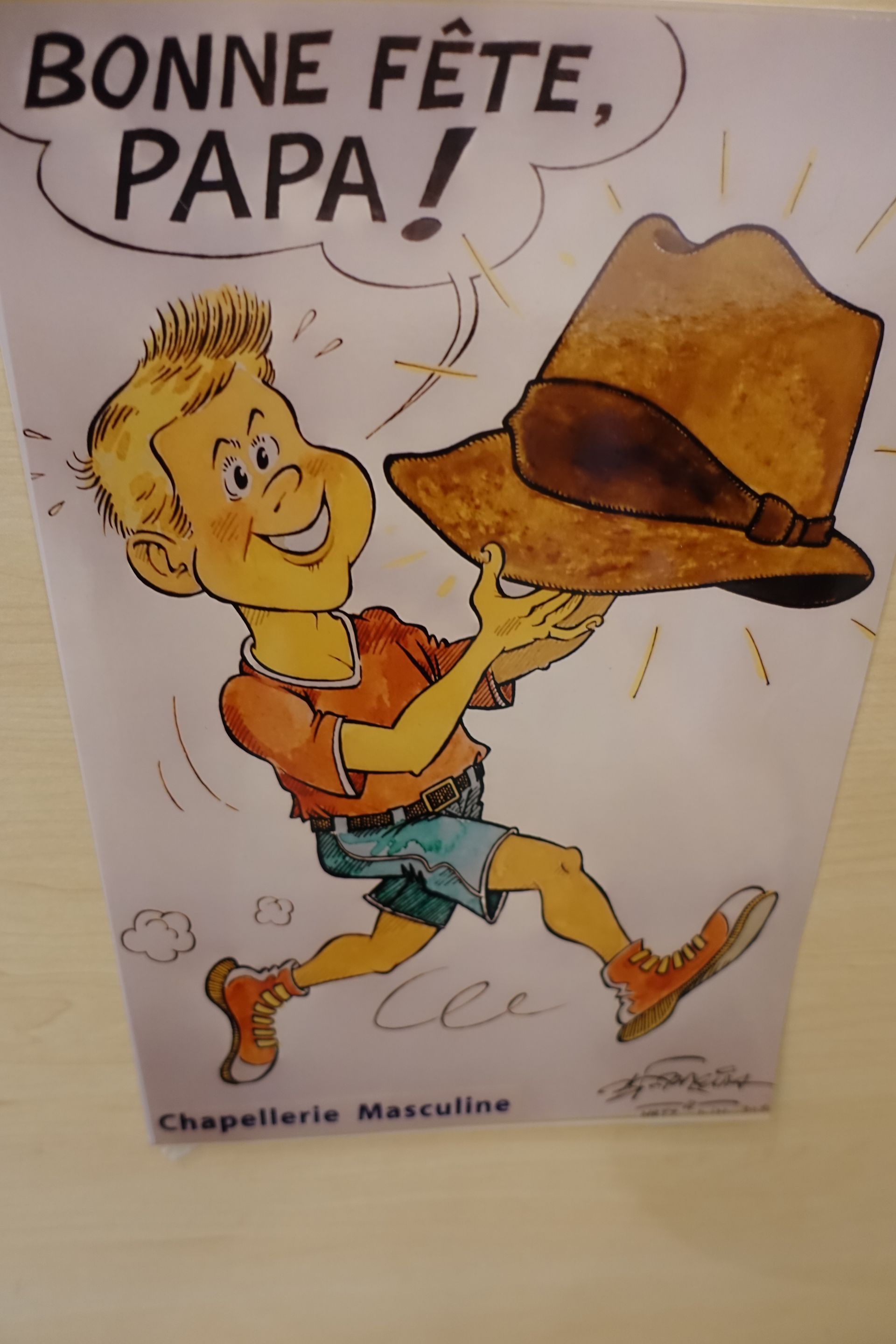 Garçon de dessin animé tenant un chapeau avec le texte de salutation « Bonne fête, Papa ! ».