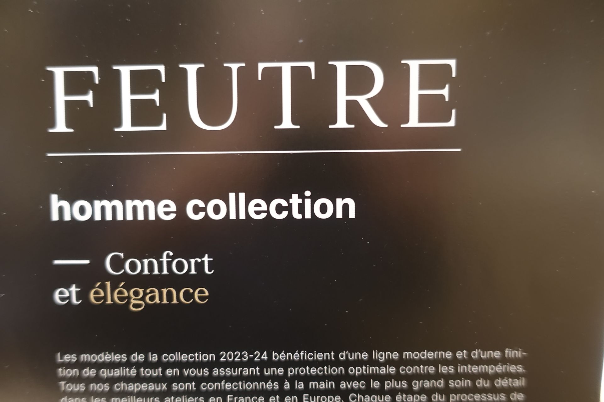 Teste blanc sur fond sombre “FEUTRE, homme collection, Confort et élégance” 